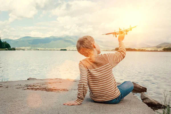 Menino brincar com o avião de brinquedo — Fotografia de Stock