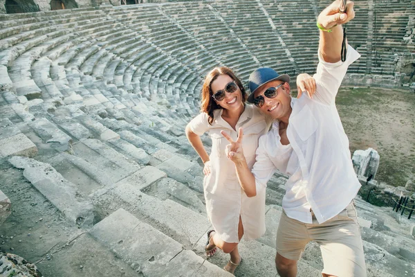 Casal engraçado tomar um selfie — Fotografia de Stock