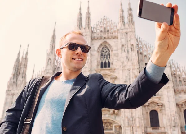Człowiek, zrób sobie selfie na Duomo — Zdjęcie stockowe