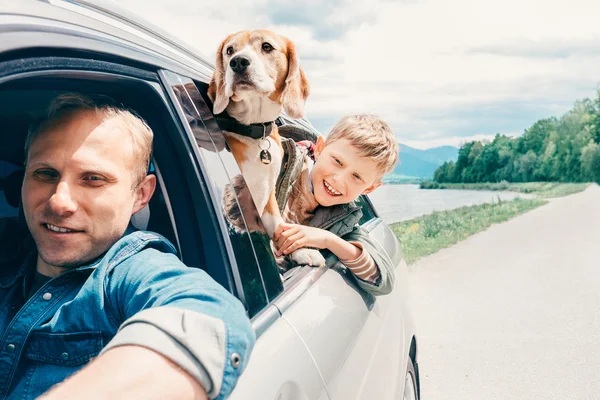 Pai com filho e cão — Fotografia de Stock