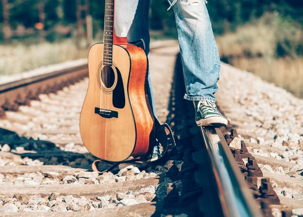 Mans Beine auf der Bahn — Stockfoto