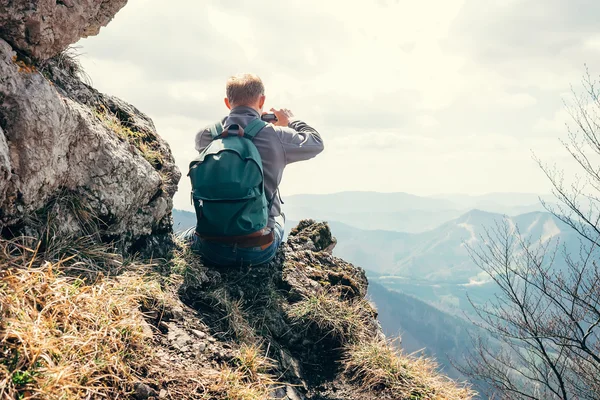 Escalador toma foto de paisaje de montaña — Foto de Stock