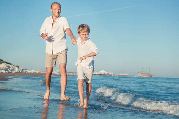 Vater mit Sohn auf dem Meer — Stockfoto