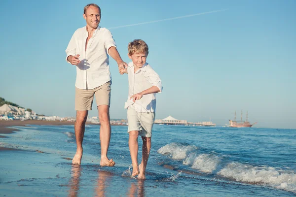 Far med son på havet — Stockfoto