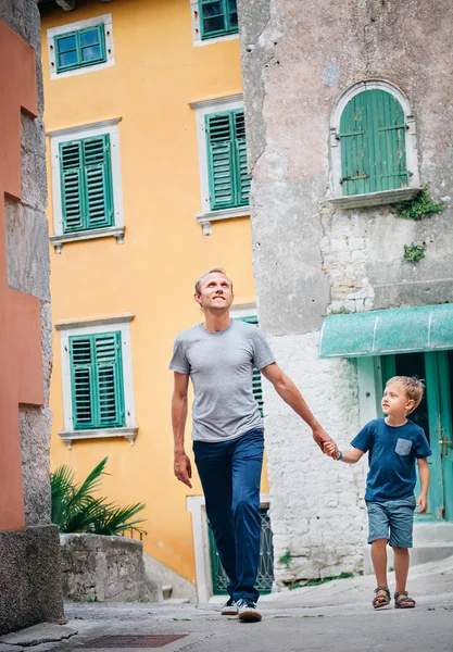 Fanther och son promenader — Stockfoto