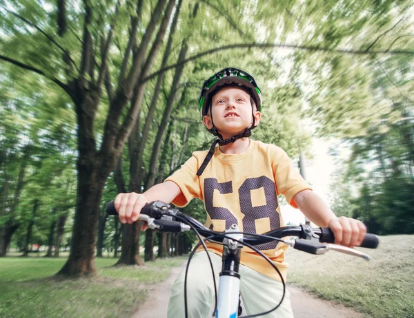 Chłopiec jeździ na rowerze — Zdjęcie stockowe