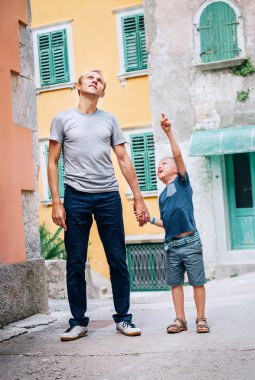 Baba oğul yürüyüşle birlikte 