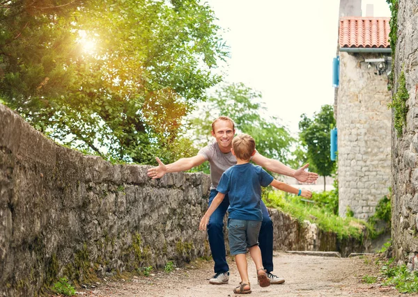 Zoon loopt naar de vader — Stockfoto