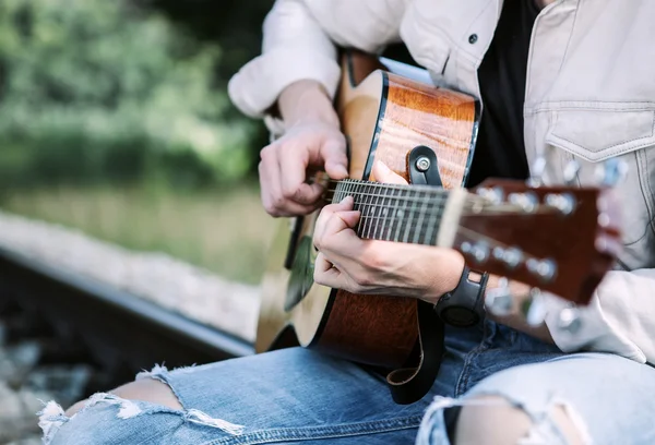 Człowiek gra na gitarze — Zdjęcie stockowe