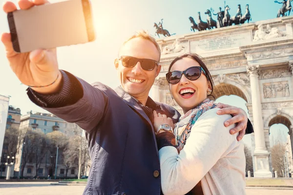 Lyckliga par som tar selfie Stockbild