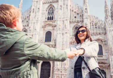 El ele tutuşarak zekâ oğlu 