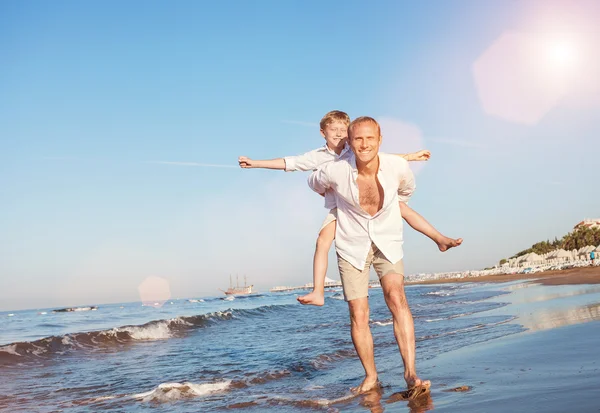 Vader en zoon spelen — Stockfoto