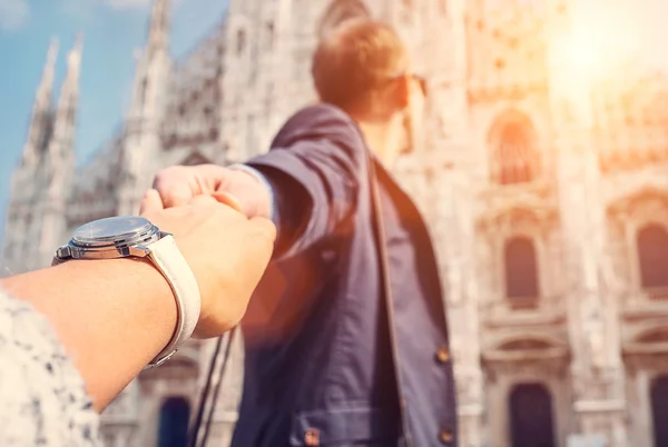 Frau hält Freundes hand — Stockfoto