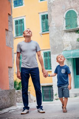 Baba oğul yürüyüşle birlikte 