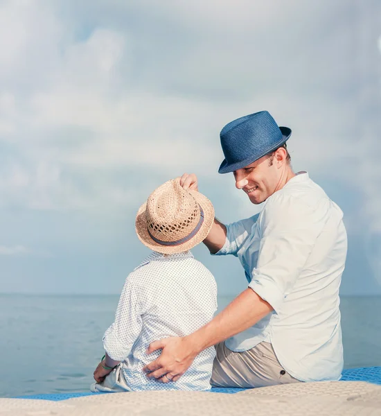 Padre con il figlio sul molo — Foto Stock