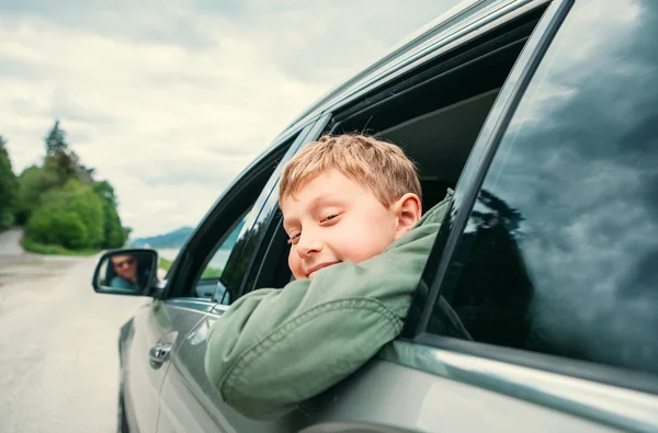 Ragazzo felice in auto — Foto Stock