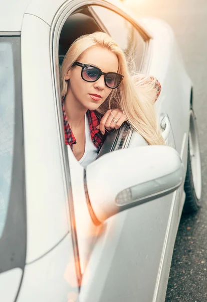 Giovane donna in occhiali da sole — Foto Stock