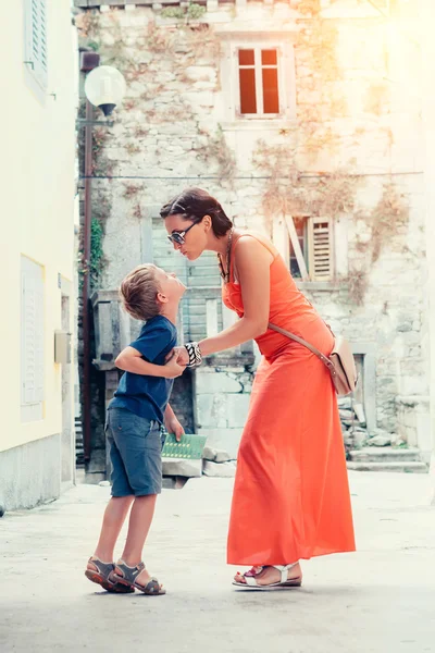 Mutter und Sohn umarmen sich — Stockfoto