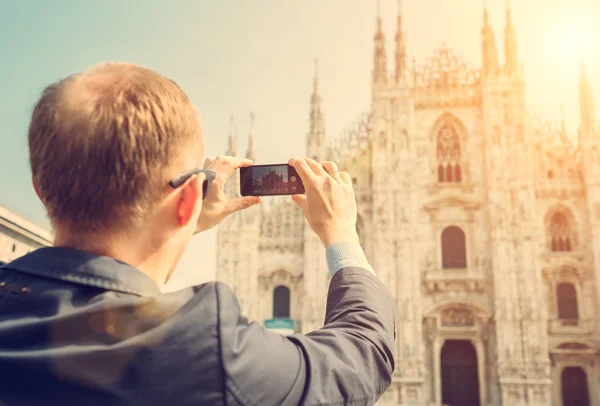 Viajero tomar foto de Duomo di Milano — Foto de Stock