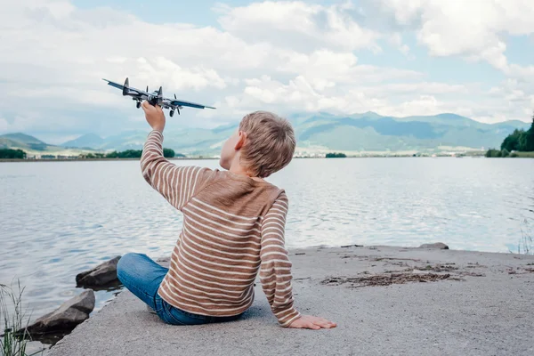 Chico jugando con juguete avión — Foto de Stock