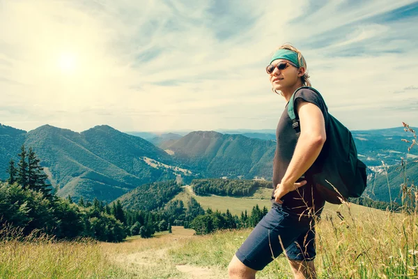 Reisender Mann in den Bergen — Stockfoto