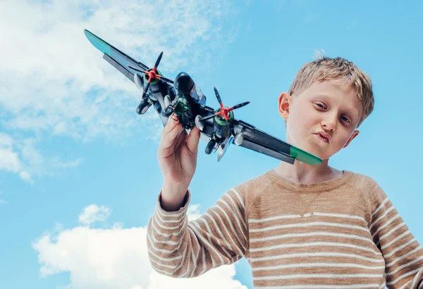 Menino com avião de brinquedo — Fotografia de Stock