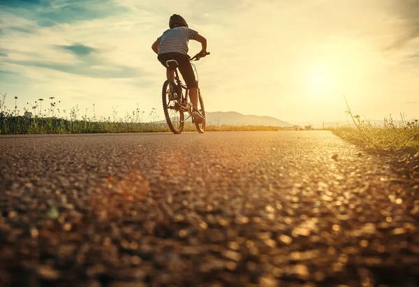 Garçon monte un vélo — Photo