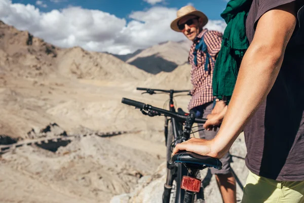 Bycikle turister i Himalya berg — Stockfoto