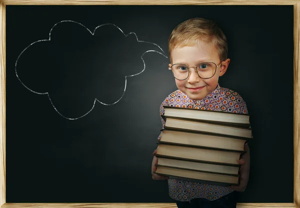 Kleiner Junge mit Büchern — Stockfoto