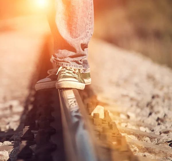 Beine auf die Eisenbahn hautnah — Stockfoto