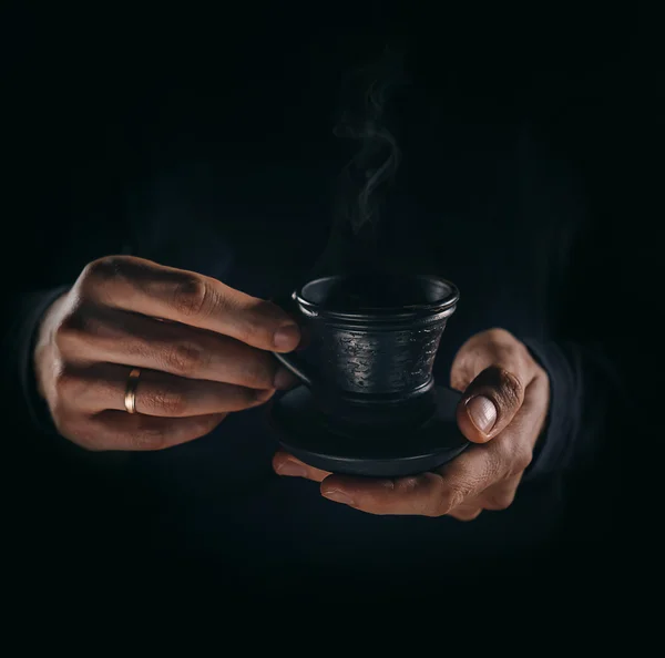 Mãos do homem com a xícara de café — Fotografia de Stock