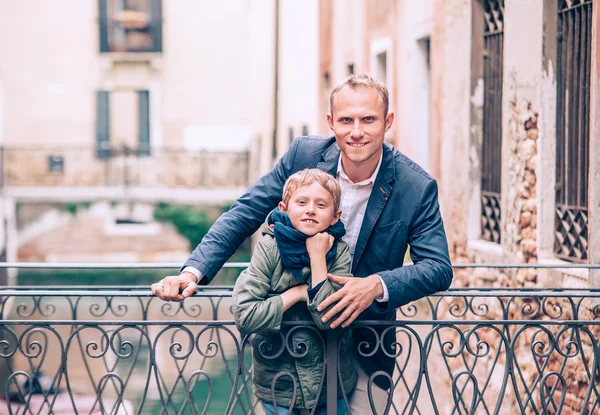 Vader en zoon op de Venetiaanse brug — Stockfoto
