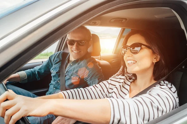 Couple goes by the car — Stock Photo, Image