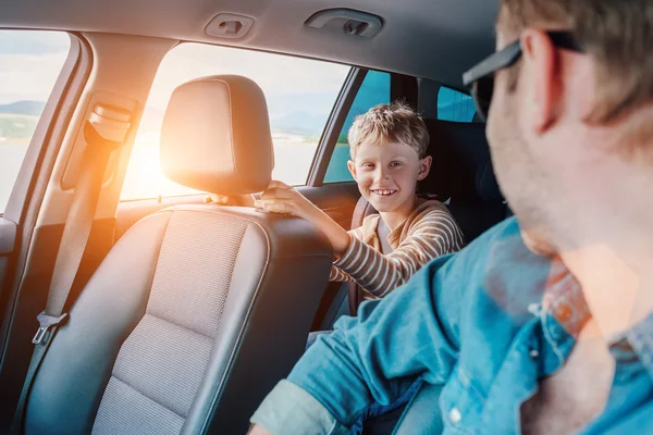 Figlio in auto con il padre — Foto Stock