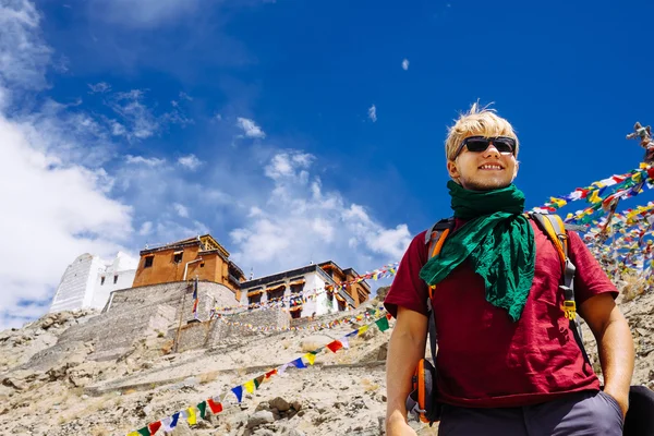Людина поблизу монастиря Тибет — стокове фото