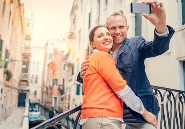 Casal apaixonado tomar um selfie — Fotografia de Stock