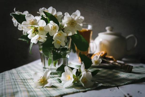 Damalı masa örtüsü üzerinde Yasemin çiçekleri buketi — Stok fotoğraf