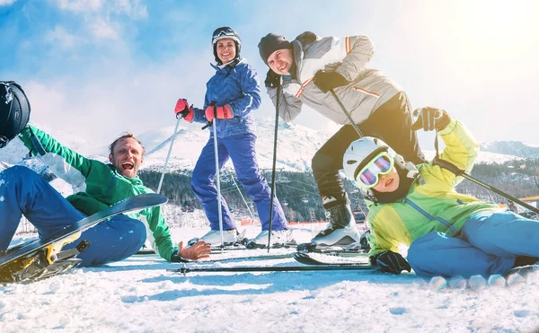 Een Familie Met Kleine Zoon Gekleed Skikleding Oprecht Glimlachend Lachend — Stockfoto