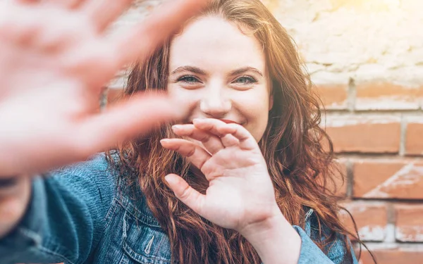 Retrato Sinceramente Sorridente Vermelho Ondulado Cabelo Longo Caucasiano Menina Adolescente — Fotografia de Stock