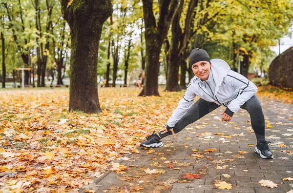 Gülümseyen Atletik Kadın Çocukların Oyun Parkındaki Sonbahar Parkında Koşmadan Önce — Stok fotoğraf