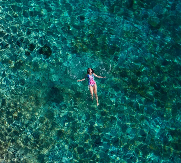 Jovem Fêmea Flutuando Nas Costas Relaxando Nas Quentes Ondas Mar — Fotografia de Stock