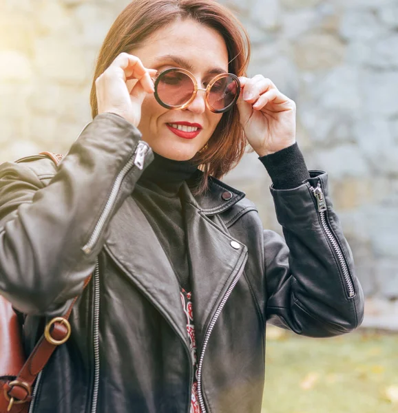 Žena Oblečená Boho Módní Styl Černé Kožené Biker Bunda Hnědou — Stock fotografie