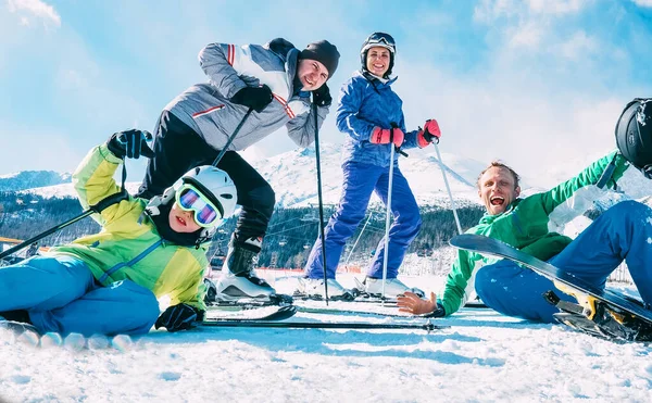 Actief Familie Vakantie Concept Groep Gekleed Skikleding Oprecht Glimlachend Lachend — Stockfoto