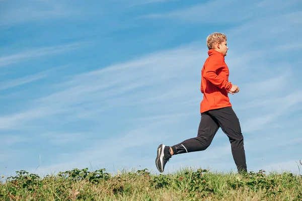 Uomo Vestito Camicia Rossa Maniche Lunghe Pantaloni Neri Running Scarpe — Foto Stock