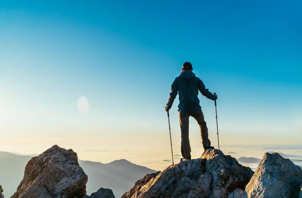 年轻的徒步旅行者站在悬崖边的远足杆子上 望着布满云彩的塔特拉山谷 成功的Velky Rozsutec 610亿张山顶概念图像 — 图库照片