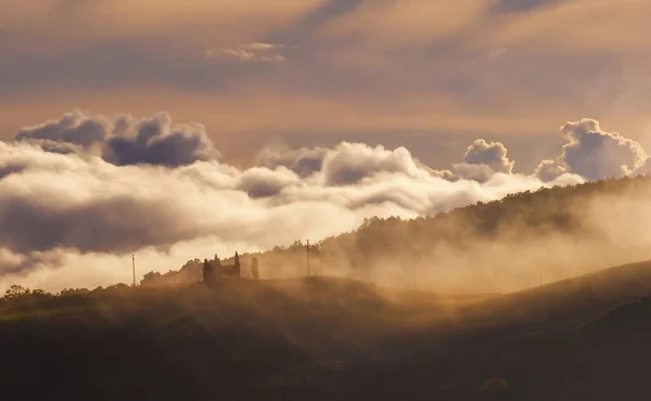 Раннє Сонячне Світло Покриває Кучеряві Хмари Проходять Над Луками Поля — стокове фото