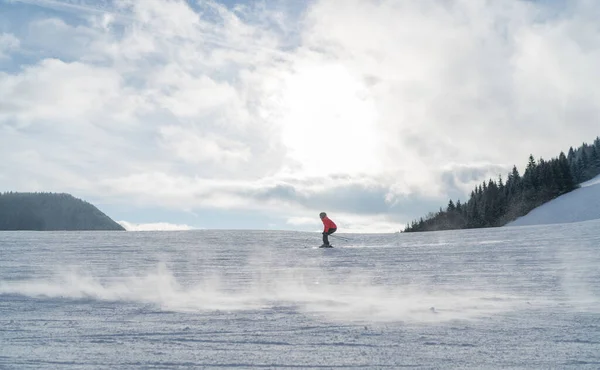 高速行くスキーヤーの少年は山の丘の下に乗る アクティブウィンタースポーツのコンセプトイメージ — ストック写真