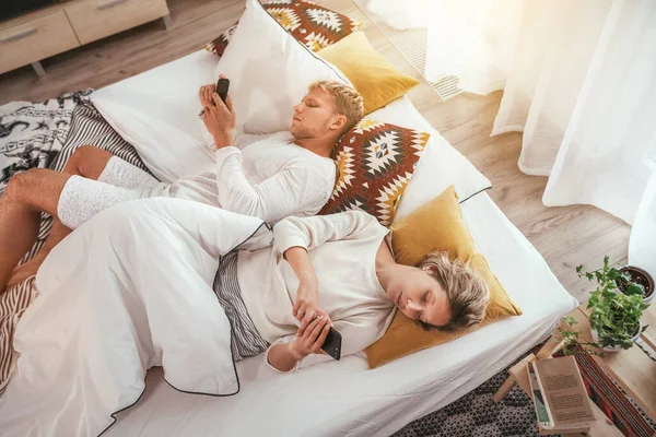 Top View Couple Lying Cozy Bed Bedroom Browsing Internet Checking — Stock Photo, Image