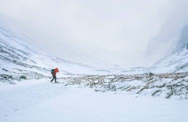 İskoçya 'nın yüksek karlı bölgelerinde, yüksek dağlarda tek başına kışa sahip olan Ben Nevis 1345 metrelik bir zirveye yaklaşıyor..