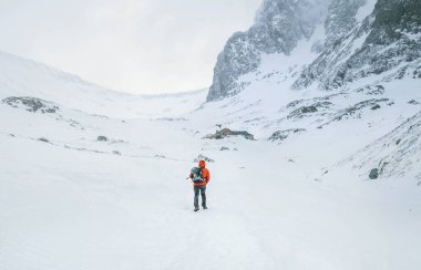 İskoçya 'nın yüksek karlı bölgelerinde, yüksek dağlarda tek başına kışa sahip olan Ben Nevis 1345 metrelik bir zirveye yaklaşıyor..